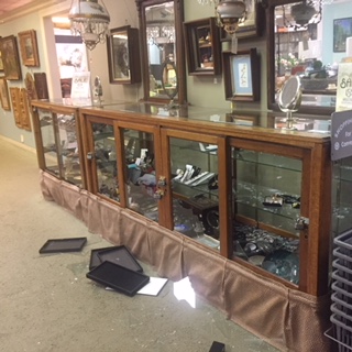 Thief smashes windows at Mission Road Antique Mall in jewelry heist