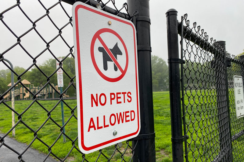 Rushton no pets allowed sign