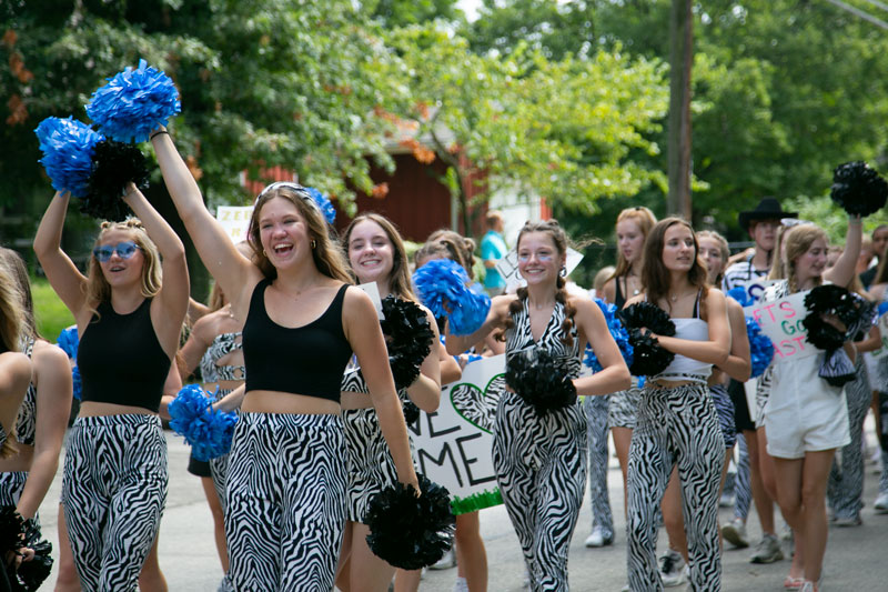 SM East cheerleaders