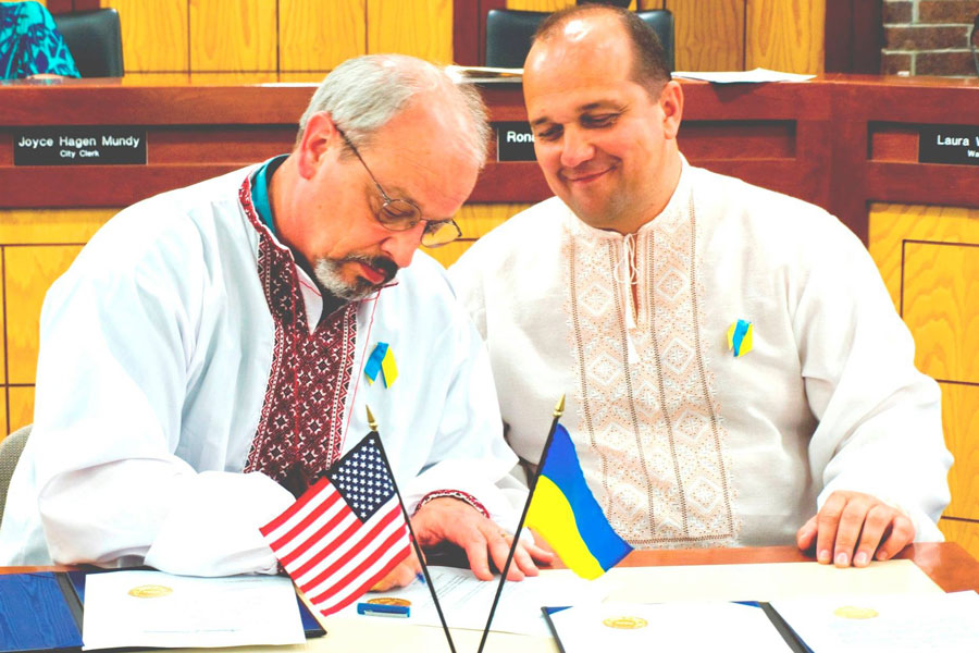 Former Prairie Village mayor Ron Shaffer and former Dolyna mayor Volodymyr Harazd