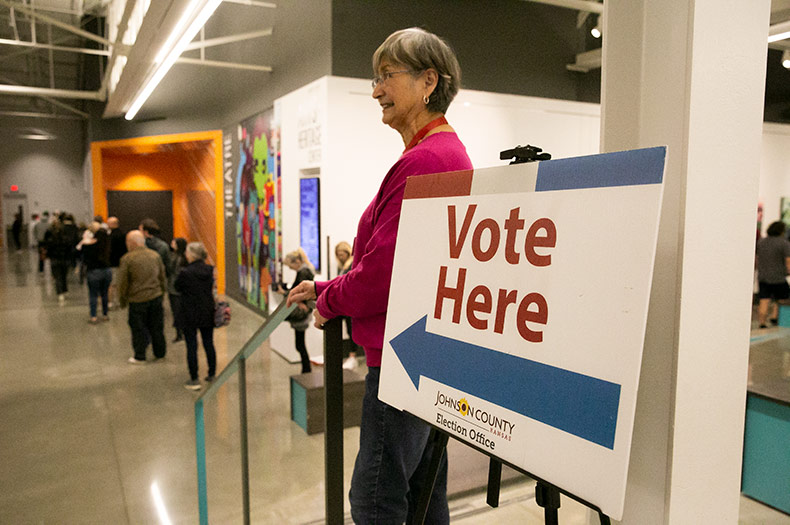 Advance voting in Johnson County during the 2022 general election.