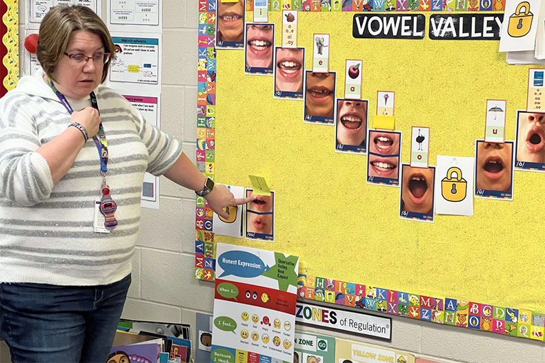 Heather Mock, a first-grade teacher at Washington Elementary School in Wichita, focuses on letter sounds and combinations during a reading lesson. Photo credit Suzanne Perez/Kansas News Service.