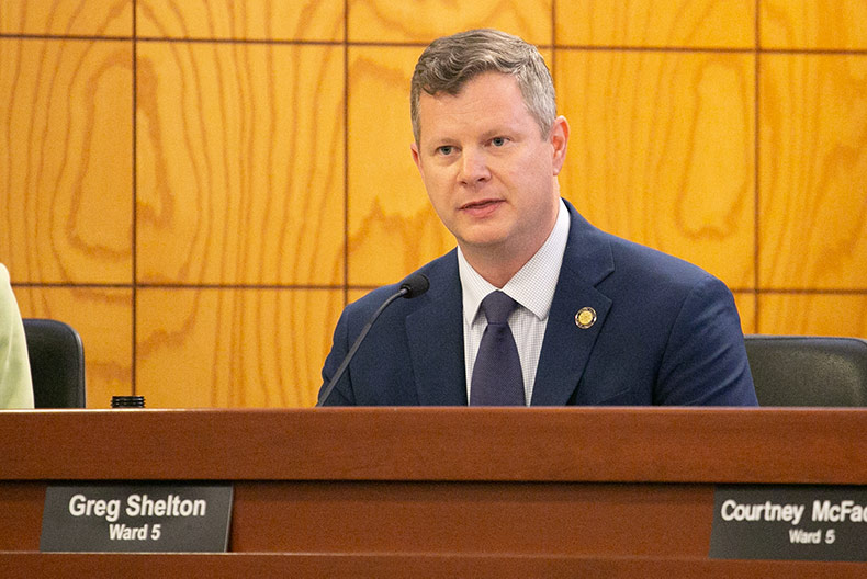 Councilmember Greg Shelton at a 2023 city council meeting. File photo.