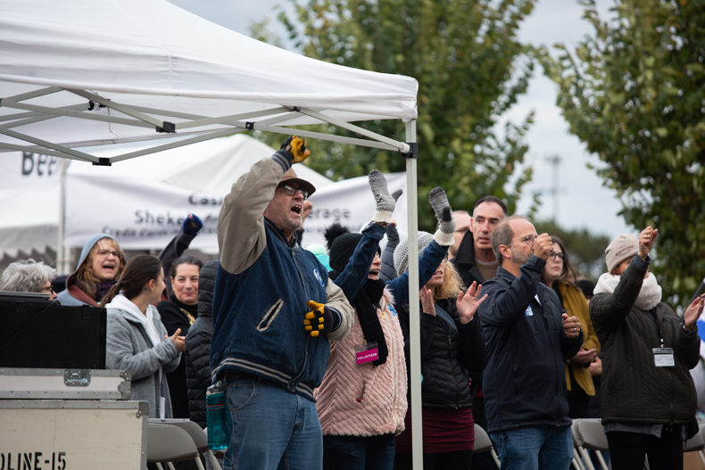 Supporters sing along to a traditional Jewish hymn performed by Joe Buchanan.