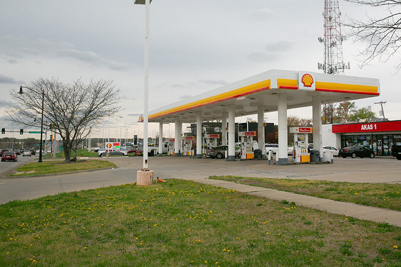 Merriam grocery store idea to require demolition of Shell gas station, pictured