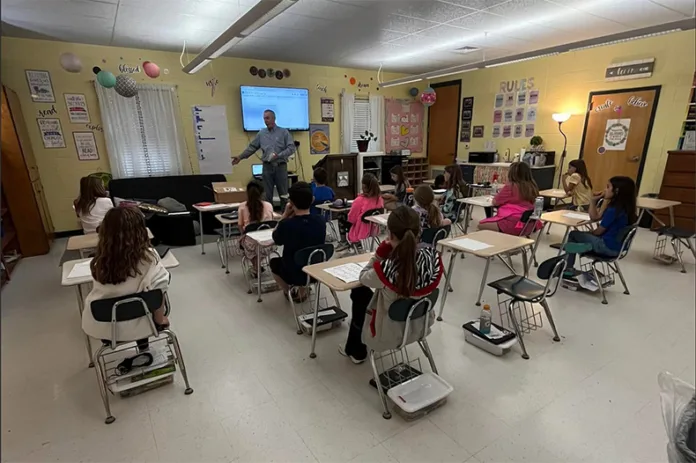 A Rotary club gives Spring Hill third graders their own dictionaries.