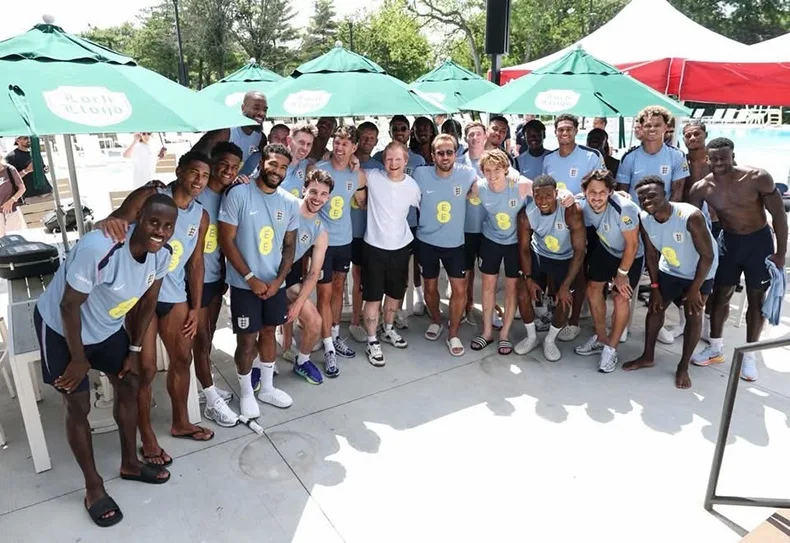 Ed Sheeran serenades English soccer team in Prairie Village