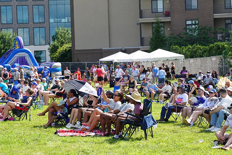 Pitch Lenexa crowd