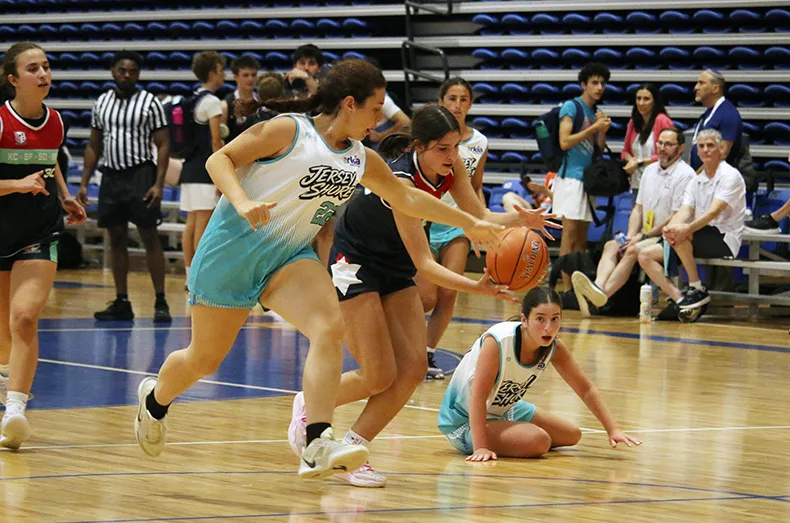 From left, Jersey Shore player Mary Cohen reaches to take the ball from Naama Reem from the combined team of Kansas City, San Diego, San Francisco and Memphis.
